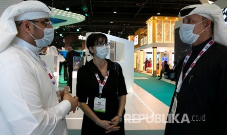 Pengunjung pameran mengenakan masker pada Pameran Kesehatan di Dubai, Uni Emirat Arab. Dewan Fatwa mengatakan pekerja medis yang rawat pasien Covid-19 boleh tak puasa. Ilustrasi.