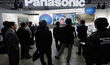 Pengunjung pameran Panasonic di Yokohama.