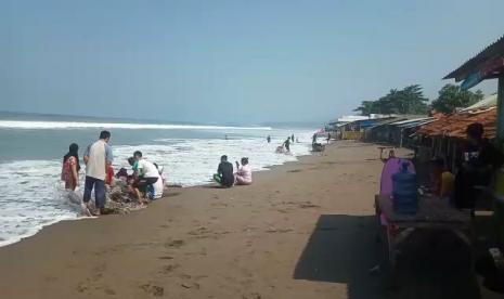 Pengunjung pantai selatan Kabupaten Sukabumi, Jawa Barat. Polres Sukabumi mengantisipasi lonjakan pengunjung di pantai selama libur sekolah.