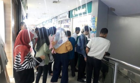 Pengunjung Plaza Andalas, Kota Padang, Sumbar berhamburan menyelamatkan diri setelah terjadi gempa bumi 5,5 SR, Sabtu (21/7). Gempa yang pusatnya hanya berjarak 7 km di sebelah tenggara Kota Padang ini diidentifikasi tak berpotensi tsunami. 