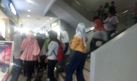 Pengunjung Plaza Andalas, Kota Padang, Sumbar berhamburan menyelamatkan diri setelah terjadi gempa bumi 5,5 SR, Sabtu (21/7). Gempa yang pusatnya hanya berjarak 7 km di sebelah tenggara Kota Padang ini diidentifikasi tak berpotensi tsunami. 