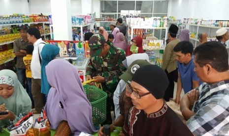 Pengunjung sedang berbelanja berbagai kebutuhan di Koperasi EsDeDe yang baru diresmikan Wali Kota Makassar, Mohammad Ramdhan Pomanto