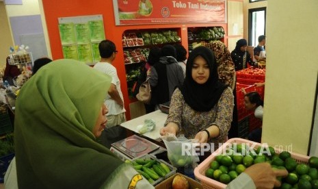 Pengunjung sedang berbelanja saat dibuka Toko Tani Indonesia (TTI) di Jakarta, Senin (6\2).