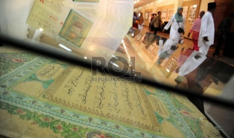  Pengunjung sedang melihat koleksi Mushaf di Museum Bayt Al-Qur`an dan Museum Istiqlal (BQMI), TMII, Jakarta,Senin (25/5).