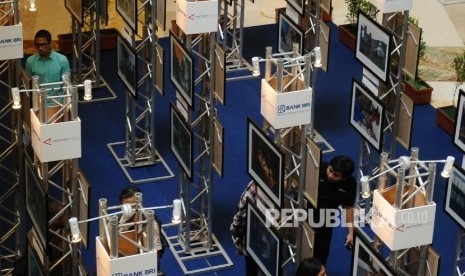 Pengunjung sedang melihat pameran foto UMKM bertema 