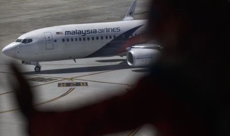 Pengunjung sedang melihat pesawat maskapai Malaysia Airlines di bandara internasional Kuala Lumpur di Sepang, Sabtu (19/7)