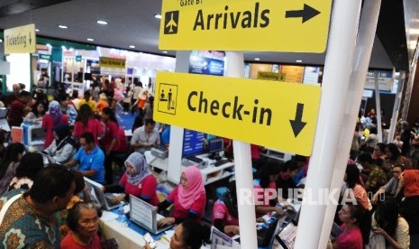  Pengunjung sedang membeli tiket saat pameran wisata Garuda Indonesia Travel Fair (GATF) 2 phase di JCC Jakarta, Jumat (7\10).