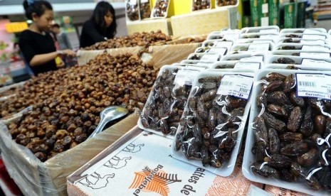 Pengunjung sedang memilih buah Kurma di pusat perbelanjaan modern, Jakarta, Rabu (2/7). (Republika/ Tahta Aidilla).