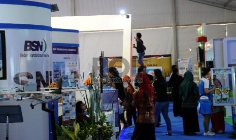 Pengunjung sedang menghadiri pameran Hakteknas 2015 di Senayan, Jakarta, Jumat (7/8).