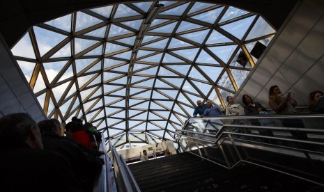 Pengunjung stasiun metro naik eskalator di Stasiun Puerta del Sol di Madrid.