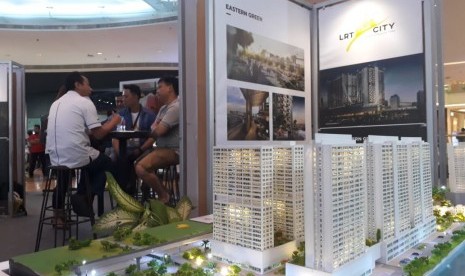 Pengunjung tengah mendatangi stan LRT City di pameran properti. 