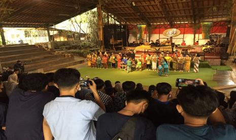 Pengunjung tengah menikmati pergelaran angklung di Saung Angklung Udjo, Kota Bandung, Selasa (24/5/2022).