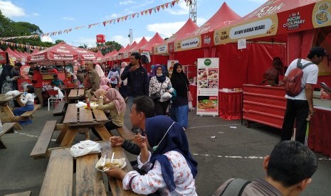 Pengunjung terlihat memadati festival kuliner ' Pucuk Coolinary Festival' di halaman parkir Mandala Krida, Yogyakarta, Ahad (31/3) sore. Tercatat lebih dari 94 ribu pengunjung meramaikan festival kuliner terbesar tersebut.