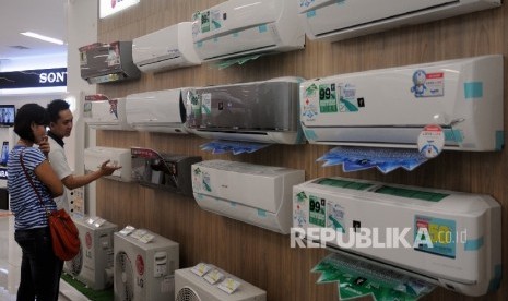 Pengunjung toko elektronik sedang memperhatikan pendingin ruangan. Wabah Corona dikhawatirkan bisa mengganggu pasokan komponen impor dari China. Ilustrasi.