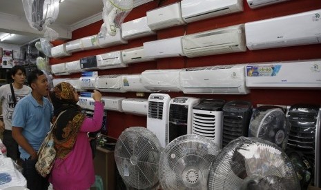 Pengunjung toko sedang memilih air conditioner (AC) di toko elektronik. Indonesia sebagai negara tropis merupakan pasar utama AC di Asia Tenggara. Meningkatnya temperatur juga mendorong penggunaan AC di Indonesia