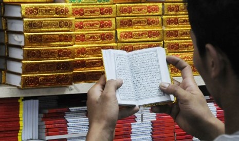  Pengunjung toko tengah memilih kitab suci Al Quran dan buku agama yang akan dibeli di los buku, Pasar Senen, Jakarta Pusat, Senin (16/7).  (Aditya Pradana Putra/Republika)