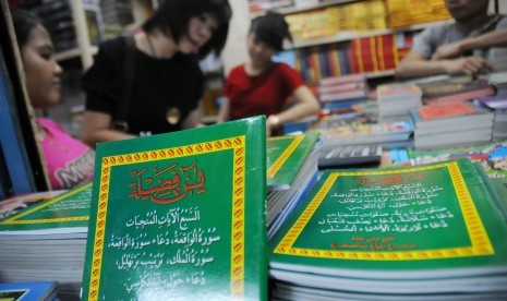  Pengunjung toko tengah memilih kitab suci Al Quran dan buku agama yang akan dibeli di los buku, Pasar Senen, Jakarta Pusat, Senin (16/7).  (Aditya Pradana Putra/Republika)