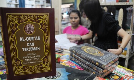  Pengunjung toko tengah memilih kitab suci Al Quran dan buku agama yang akan dibeli di los buku, Pasar Senen, Jakarta Pusat, Senin (16/7).  (Aditya Pradana Putra/Republika)