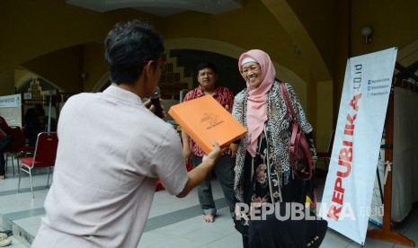 Pengunjung yang beruntung mendapatkan doorprize dari panitia pada acara Muhasabah Akhir Tahun Republika 2018, di Selasar Masjid Pusdai, Kota Bandung, Senin (31/12).