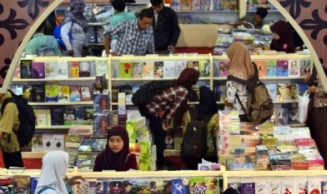  Pengunjung yang didominasi pelajar memadati salah satu stan pameran buku Islami dalam pagelaran Islamic Book Fair (IBF) di Jakarta.