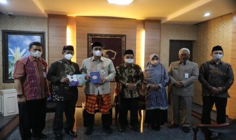 Pengurus Amanah Takaful beraudiensi dengan Wakil Gubernur Jawa Tengah Taj Yasin Maimoen di ruang kerjanya di kompleks kantor Wakil Gubernur, Semarang,  Selasa (5/7/2022). Audiensi dalam rangka kegiatan workshop Alquran Braille, 30-31 Juli 2022.