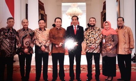 Pengurus Aptisi berfoto bersama Presiden Jokowi (keempat dari kanan).