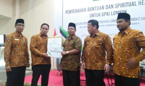 Pengurus Asosiasi Guru Pendidikan Agama Islam Indonesia (AGPAII) menyalurkan bantuan kepada 200 guru pendidikan agama Islam (PAI) yang terdampak gempa di Nusa Tenggara Barat (NTB) di Dmax Hotel, Lombok Tengah, NTB, Rabu (14/11).