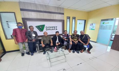 Pengurus Badan Wakaf Al-Hidayah berfoto bersama dengan Direktur Dompet Dhuafa  Pendidikan sekaligus Founder and CEO Ekselensia Tahfidz, Muhammad Syafi