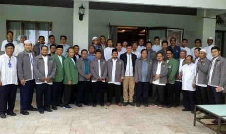 Pengurus Baitul Maal Krakatau Steel, perwakilan PT Krakatau Steel dan Tim Rumah Zakat di sela rapat koordinasi tentang zakat, infaq   dan shadaqah (ZIS) tahun ketiga di Cilegon, Rabu (18/1).  