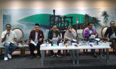 Pengurus Besar Ikatan Dokter Indonesia (PB IDI), Persatuan Perawat Nasional Indonesia (PPNI), Ikatan Bidang Indonesia (IBI), Ikatan Apoteker Indonesia (IAI), Persatuan Dokter Gigi Indonesia (PDGI), dan Perwakilan Yayasan Lembaga Konsumen Indonesia (YLKI) menyatakan menolak revisi UU Kesehatan yang menggunakan metode omnibus law, di Gedung Nusantara III, Kompleks Parlemen, Jakarta, Senin (16/1).