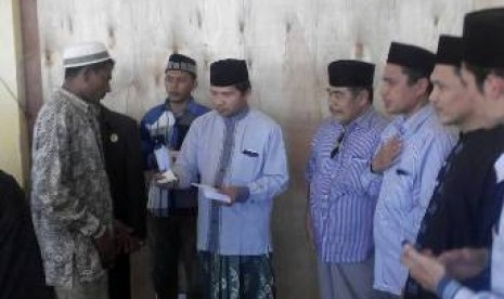 pengurus besar nahdhatul ulama (pbnu) tengah memberikan bantuan kepada pengungsi rohingya di aceh