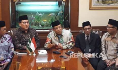 Pengurus Besar Nahdlatul Ulama (PBNU) lantunkan shalawat badar usai Jokowi menetapkan Rais Aam PBNU KH Ma'ruf Amin sebagai Cawapresnya di Gedung PBNU, Jakarta Pusat, Kamis (9/8). 