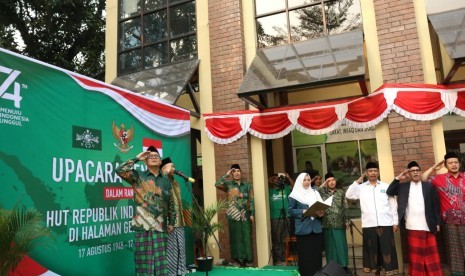 Pengurus Besar Nahdlatul Ulama (PBNU) menggelar upacara bendera hari kemerdekaan Republik Indonesia ke-74, di Halaman Gedung PBNU, Jl Kramat Raya, Jakarta, Sabtu (17/8). 