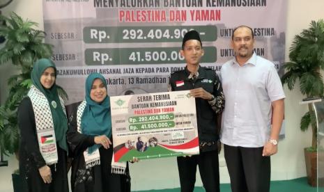 Pengurus Besar (PB) Wanita Al-Irsyad menyalurkan donasi bantuan untuk masyarakat Palestina. 