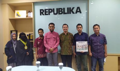 Pengurus Besar Pelajar Islam Indonesia ketika berkunjung ke kantor Harian Republika, Jakarta, Senin (9/3). 