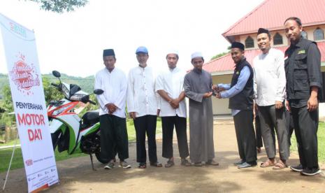 Pengurus BMH Perwakilan Sulawesi Selatan menyerahkan motor  kepada dai tangguh Ustadz Harun yang sehari-hari bertugas di daerah pegunungan Tampobulu, Rabu (3/11).