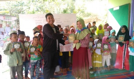 Pengurus BMH Perwakilan Sumut menyerahkan Sedekah Alquran kepada masyarakat minoritas Muslim di Kabupaten Karo.