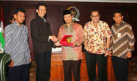 Pengurus CISFED dan FAI diterima Wakil Ketua MPR Hidayat Nur Wahid di Jakarta, Jumat (21/4).