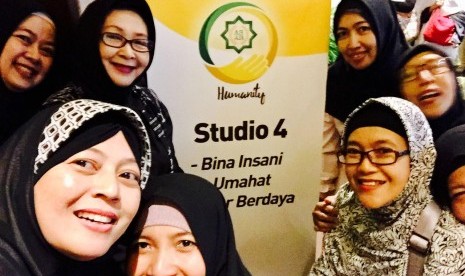 Pengurus dan jamaah Majelis Taklim Al Ikhlas Bosowa Bina Insani bersiap-siap untuk menonton film 