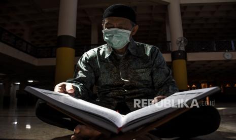 Pengurus Dewan Kemakmuran Masjid (DKM) membaca Al Quran di Masjid Raya Bandung yang ditutup di Jalan Dalem Kaum, Kota Bandung.