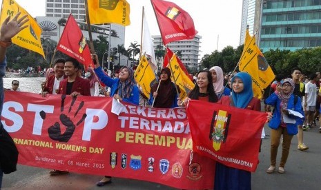 Pengurus DPP IMM melakukan aksi di Bundaran HI, Ahad (8/3)