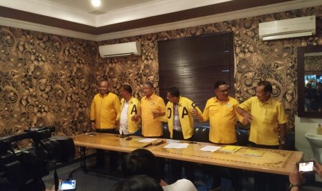 Pengurus DPP Partai Golkar pendukung caketum Partai Golkar Bambang Soesatyo (Bamsoet) menggelar konferensi pers di SCBD, Jakarta, Senin (25/11). 