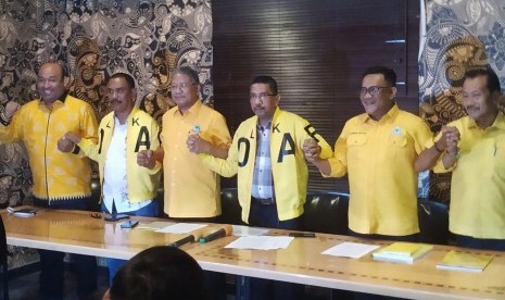 Pengurus DPP Partai Golkar pendukung caketum Partai Golkar Bambang Soesatyo (Bamsoet) menggelar konferensi pers di SCBD, Jakarta, Senin (25/11). 