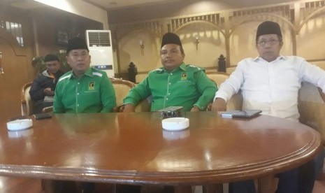 Pengurus DPP PPP kubu Djan Faridz. Ketua DPP Ahmad Ghozali Harahap (tengah), Sekjen DPP PPP Sudarto (Kiri) Wasekjen DPP PPP Yunus Rajak (Kanan). 