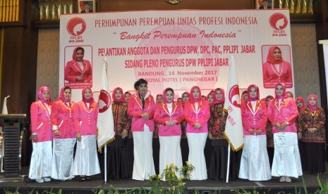 Pengurus DPW Perhimpunan Perempuan Lintas Profesi Indonesia (PPLIPI) Provinsi Jawa Barat periode 2017-2022 di El Royale Hotel, Kota Bandung, belum lama ini.  