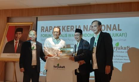 Pengurus Forum Jurnalis Wakaf Indonesia  (Forjukafi) memberikan cinderamata kepada Ketua MPR RI Bambang Soesatyo dalam Rapat Kerja Nasional (Rakernas) Perdana Forjukafi di Perpustakaan Nasional pada Jumat (7/10/2022). 