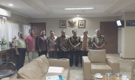 Pengurus Indonesia Bermutu berfoto bersama dengan Kakanwil Kemenag DKI  Jakarta Abdurrahman di Jakarta, Jumat (13/5). 