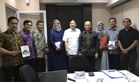 Pengurus Indonesian Islamic Travel Communication Forum (IITCF) dan Asosiasi Tour Leader Muslim Indonesia (ATLMI) beraudensi dengan  Ketua Tim Percepatan Wisata Halal, Kementerian Pariwisata Riyanto Sofyan Sofyan Hotel Betawi, Jakarta, Kamis (16/3).