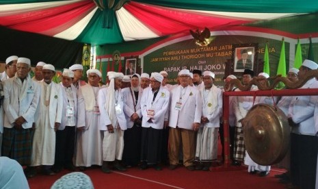  Pengurus Jam'iyyah Ahli Thoriqoh Mu'tabaroh Indonesia (JATMI) menggelar muktamar yang kesebelas di Pondok Pesantren Tahfidzul Qur'an AKN Marzuqi, Selempung, Dukuhseti, Pati, Jawa Tengah, Sabtu (10/3). 