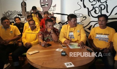 Pengurus Kecamatan (PK) dari berbagai daerah di Jabar, menyayangkan keputusan Dedi Mulyadi yang menerima keputusan DPP Golkar Jabar untuk mendukung pasangan Ridwan Kamil (Emil) dan Daniel Muttaqien di Pilgub Jabar 2018. Mereka menggelar konferensi pers di Bandung, Selasa (7/11). 